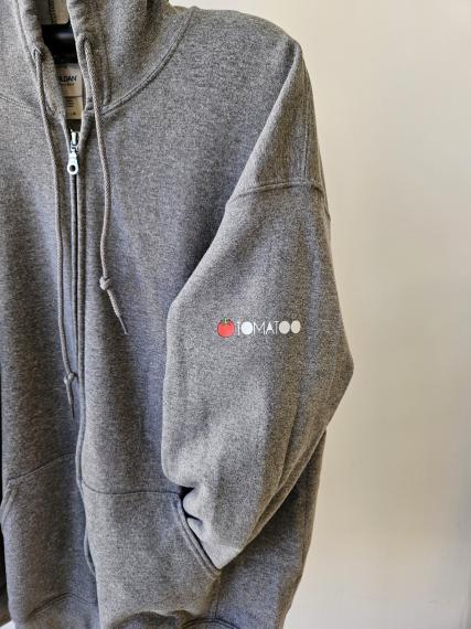 Foto SUDADERA GRIS CON CAPUCHA Y CREMALLERA, Gris Jaspeado, Capucha con cordón, Cremallera, Logo en Manga y Cintura elástica