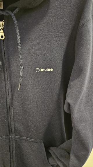 Foto SUDADERA NEGRA CON CAPUCHA Y CREMALLERA, Negro, Capucha con cordón, Cremallera, Logo en Pecho y Cintura elástica