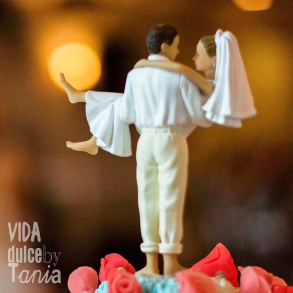 Foto Figuritas de boda en manos