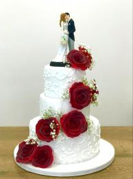 Tarta floral con rosas rojas