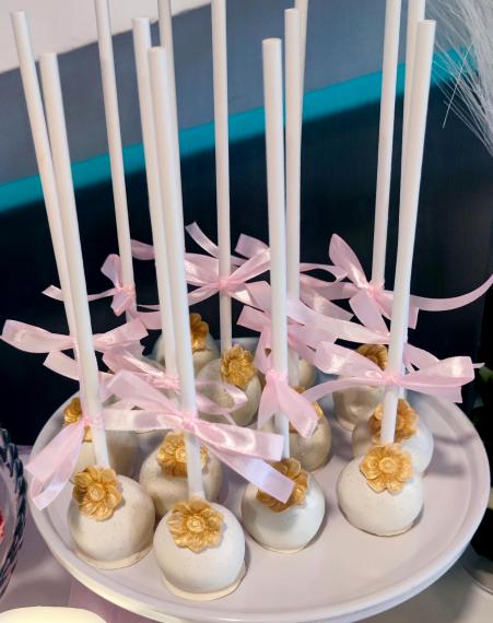 Foto Popcakes con flores doradas