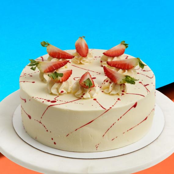 Foto Tarta blanca de Coco y Fresas