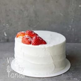 Tarta de vainilla y fresas