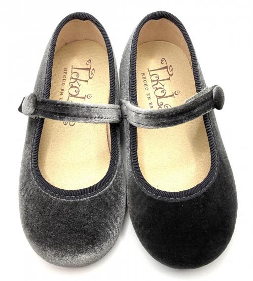 Foto Merceditas de terciopelo gris, con botón forrado y cierre de velcro. Marca chocolate.