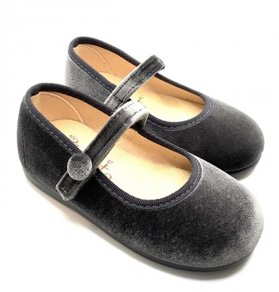 Foto Merceditas de terciopelo gris, con botón forrado y cierre de velcro. Marca chocolate.