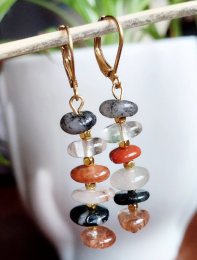 Preciosos pendientes elaborados con piedras naturales