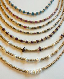 Los collares cortos de rocalla con perlas y piedras naturales