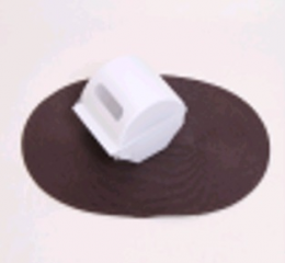 El portarrollos de papel higiénico es blanco.