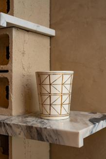 Vela pequeña de la colección “Golden Geometry”