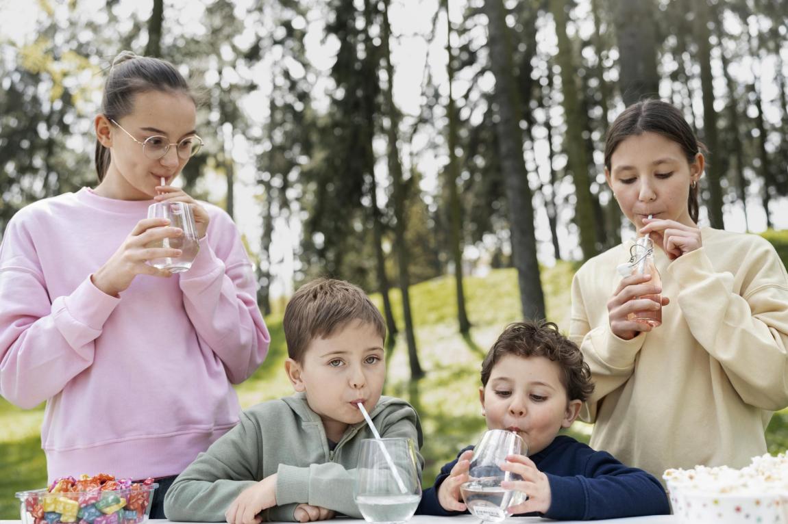 Consumo prohibirá bebidas azucaradas y solo se servirá agua en los comedores escolares