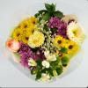 Foto Ramo de margaritas, gerberas y astromelias amarillas con flores silvestre