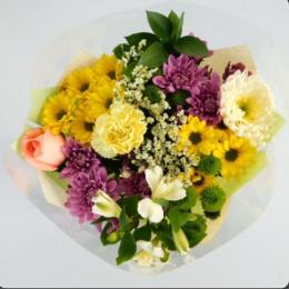 Ramo de margaritas, gerberas y astromelias amarillas con flores silvestre